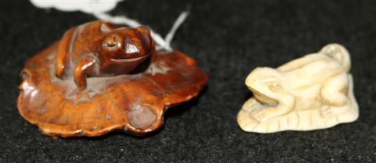 2 Japanese frog netsuke